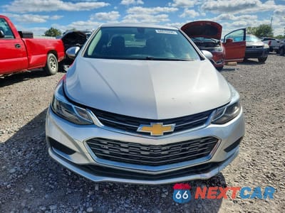 Piąte zdjęcie samochodu w środku: 2018 CHEVROLET CRUZE LT VIN:1G1BE5SMXJ7182637 - miniatura