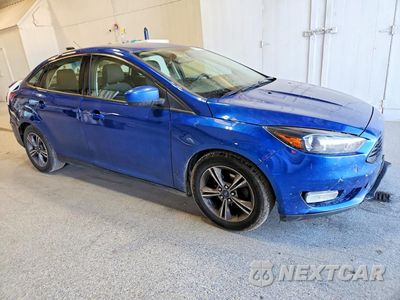 Czwarte zdjęcie samochodu z boku: 2018 FORD FOCUS SE VIN:1FADP3F22JL243645 - miniatura