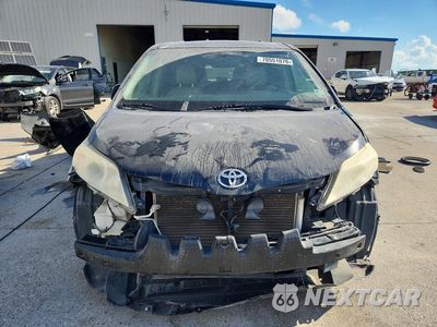 Piąte zdjęcie samochodu w środku: 2016 TOYOTA SIENNA XLE 8-PASSENGER VIN:5TDYK3DC0GS751870 - miniatura