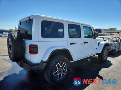 Trzecie zdjęcie samochodu z tyłu: 2025 JEEP WRANGLER SAHARA VIN:1C4PJXEN0SW597997 - miniatura