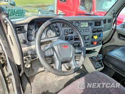 Zdjęcie 8 z 13 samochodu: 2018 PETERBILT 579 SEMI TRUCK VIN:1XPBA48X8JD478139 - miniatura