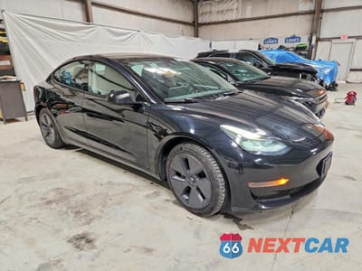 Czwarte zdjęcie samochodu z boku: 2022 TESLA MODEL 3 VIN:5YJ3E1EA9NF369003 - miniatura