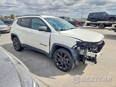 Czwarte zdjęcie samochodu z boku: 2021 JEEP COMPASS 80TH EDITION VIN:3C4NJDEBXMT565613 - miniatura