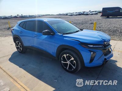 Czwarte zdjęcie samochodu z boku: 2024 CHEVROLET TRAX 1RS VIN:KL77LGE26RC150888 - miniatura