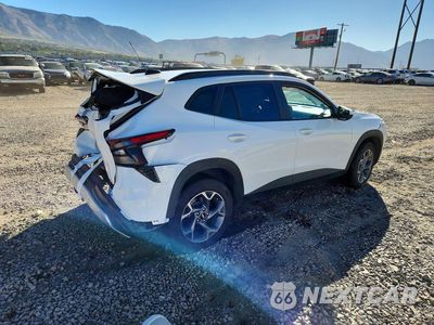 Trzecie zdjęcie samochodu z tyłu: 2025 CHEVROLET TRAX 1LT VIN:KL77LHEP0SC247429 - miniatura
