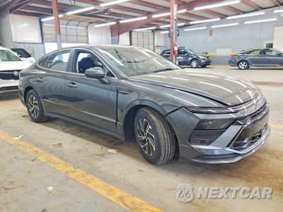 Czwarte zdjęcie samochodu z boku: 2026 HYUNDAI SONATA HYBRID BLUE VIN:KMHL24JJ2TA181277 - miniatura