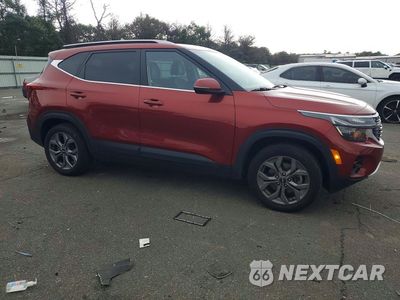Czwarte zdjęcie samochodu z boku: 2024 KIA SELTOS S VIN:KNDEUCAA0R7476062 - miniatura