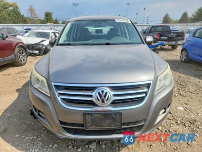 Piąte zdjęcie samochodu w środku: 2010 VOLKSWAGEN TIGUAN S VIN:WVGAV7AX6AW511832 - miniatura
