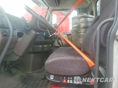 Piąte zdjęcie samochodu w środku: 2016 VOLVO VNL SEMI TRUCK VIN:4V4N39TG0GN965498 - miniatura