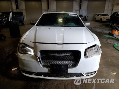 Piąte zdjęcie samochodu w środku: 2015 CHRYSLER 300C PLATINUM VIN:2C3CCASG2FH830833 - miniatura