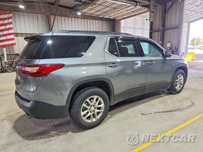 Trzecie zdjęcie samochodu z tyłu: 2021 CHEVROLET TRAVERSE LT VIN:1GNEVGKWXMJ203907 - miniatura
