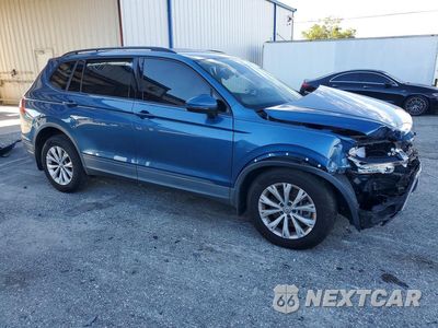 Czwarte zdjęcie samochodu z boku: 2020 VOLKSWAGEN TIGUAN S VIN:3VV1B7AX1LM071570 - miniatura