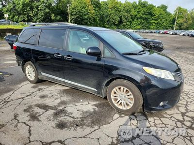 Czwarte zdjęcie samochodu z boku: 2017 TOYOTA SIENNA XLE 8-PASSENGER VIN:5TDYZ3DC8HS849137 - miniatura