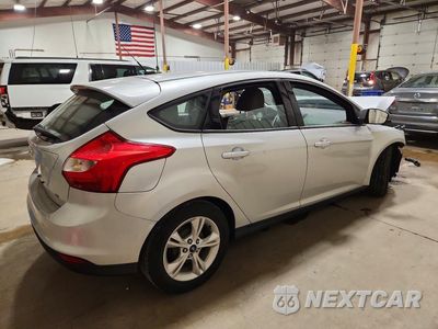 Trzecie zdjęcie samochodu z tyłu: 2014 FORD FOCUS SE VIN:1FADP3K22EL437376 - miniatura