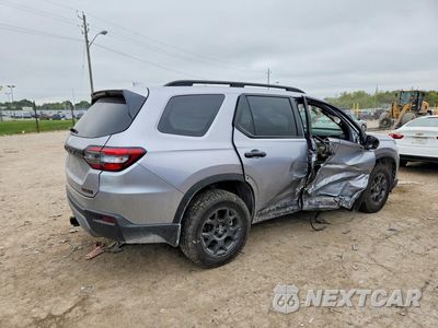 Trzecie zdjęcie samochodu z tyłu: 2025 HONDA PILOT TRAILSPORT VIN:5FNYG1H62SB157773 - miniatura