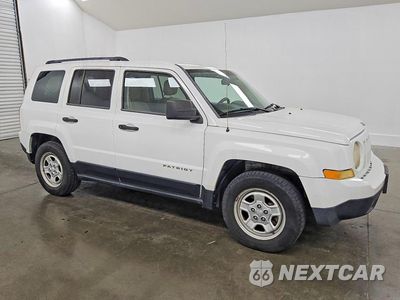 Czwarte zdjęcie samochodu z boku: 2014 JEEP PATRIOT SPORT VIN:1C4NJPBA3ED881438 - miniatura