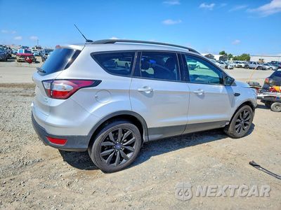 Trzecie zdjęcie samochodu z tyłu: 2018 FORD ESCAPE SE VIN:1FMCU0GD3JUB13926 - miniatura
