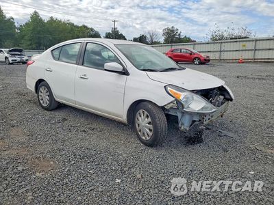 Czwarte zdjęcie samochodu z boku: 2019 NISSAN VERSA SV VIN:3N1CN7AP0KL880161 - miniatura