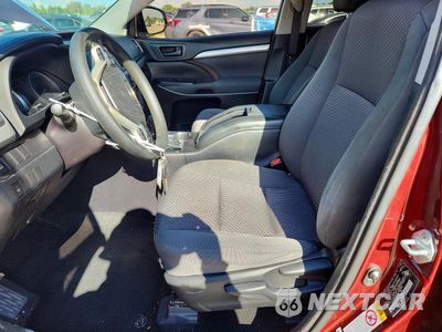 Zdjęcie 7 z 14 samochodu: 2018 TOYOTA HIGHLANDER LE VIN:5TDZARFH4JS034222 - miniatura