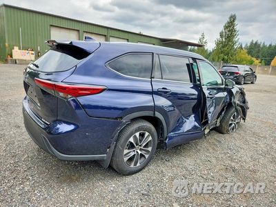 Trzecie zdjęcie samochodu z tyłu: 2022 TOYOTA HIGHLANDER XLE VIN:5TDHZRBH7NS230008 - miniatura