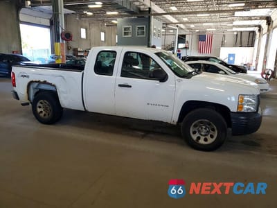Czwarte zdjęcie samochodu z boku: 2013 CHEVROLET SILVERADO K1500 VIN:1GCRKPEA0DZ102055 - miniatura