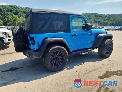 Trzecie zdjęcie samochodu z tyłu: 2022 JEEP WRANGLER SPORT VIN:1C4HJXAG4NW103737 - miniatura