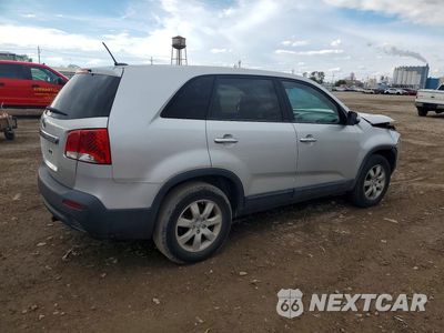 Trzecie zdjęcie samochodu z tyłu: 2013 KIA SORENTO LX VIN:5XYKT4A17DG324500 - miniatura