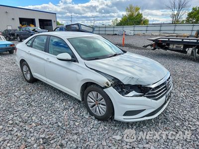 Czwarte zdjęcie samochodu z boku: 2019 VOLKSWAGEN JETTA S VIN:3VWC57BU0KM153630 - miniatura