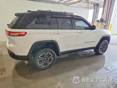 Trzecie zdjęcie samochodu z tyłu: 2022 JEEP GRAND CHEROKEE TRAILHAWK 4XE VIN:1C4RJYC62N8818342 - miniatura