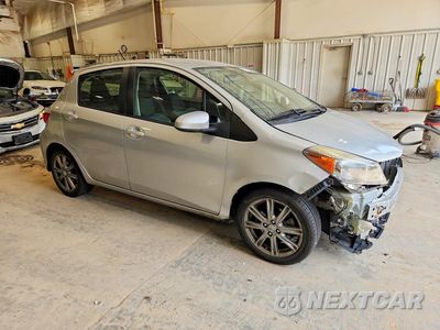 Czwarte zdjęcie samochodu z boku: 2014 TOYOTA YARIS 5-DOOR SE VIN:JTDKTUD31ED591998 - miniatura