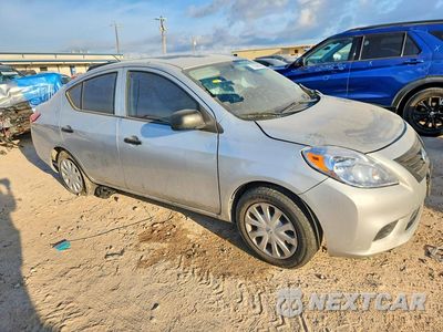 Czwarte zdjęcie samochodu z boku: 2014 NISSAN VERSA 1.6 S VIN:3N1CN7AP2EL854326 - miniatura