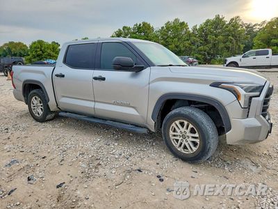 Czwarte zdjęcie samochodu z boku: 2022 TOYOTA TUNDRA SR5 VIN:5TFLA5AB9NX008250 - miniatura