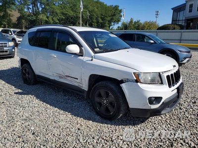 Czwarte zdjęcie samochodu z boku: 2017 JEEP COMPASS LATITUDE VIN:1C4NJCEB8HD160422 - miniatura
