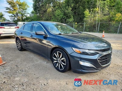 Czwarte zdjęcie samochodu z boku: 2021 CHEVROLET MALIBU RS VIN:1G1ZG5ST1MF049310 - miniatura