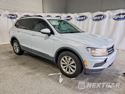 Czwarte zdjęcie samochodu z boku: 2018 VOLKSWAGEN TIGUAN S VIN:3VV1B7AX1JM104127 - miniatura
