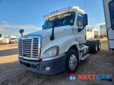 2011 FREIGHTLINER CASCADIA SEMI TRUCK 1FUJGEDVXBSAY2809 - główne zdjęcie licytacji z USA - miniatura