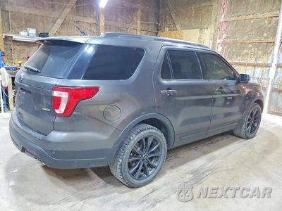Trzecie zdjęcie samochodu z tyłu: 2018 FORD EXPLORER XLT VIN:1FM5K8D81JGB24829 - miniatura