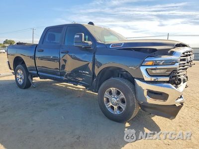 Czwarte zdjęcie samochodu z boku: 2026 RAM 2500 BIG HORN VIN:3C6UR5DJ4TG299376 - miniatura