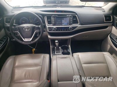 Zdjęcie 8 z 12 samochodu: 2019 TOYOTA HIGHLANDER XLE VIN:5TDJZRFH8KS618307 - miniatura