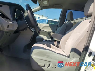 Zdjęcie 7 z 13 samochodu: 2018 TOYOTA SIENNA LE VIN:5TDJZ3DCXJS193238 - miniatura