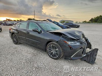Czwarte zdjęcie samochodu z boku: 2024 LEXUS ES 350 BASE VIN:58ADZ1B1XRU170136 - miniatura