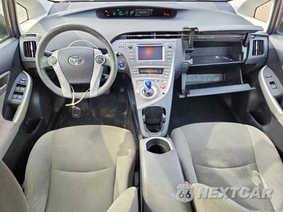 Zdjęcie 8 z 12 samochodu: 2012 TOYOTA PRIUS FOUR VIN:JTDKN3DU6C1603803 - miniatura