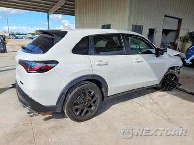 Trzecie zdjęcie samochodu z tyłu: 2025 HONDA HR-V SPORT VIN:3CZRZ1H52SM701068 - miniatura