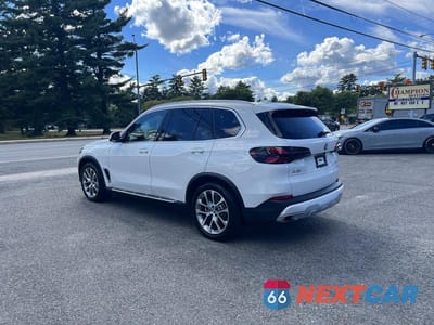 Trzecie zdjęcie samochodu z tyłu: 2025 BMW X5 XDRIVE50E VIN:5UX43EU06S9X96279 - miniatura