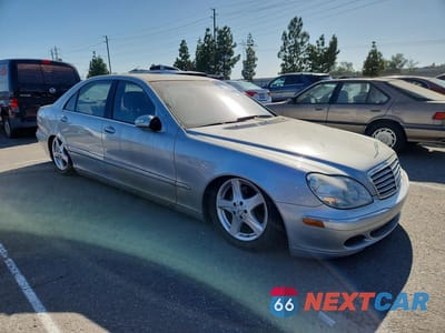 Czwarte zdjęcie samochodu z boku: 2004 MERCEDES-BENZ S 430 VIN:WDBNG70J14A390737 - miniatura