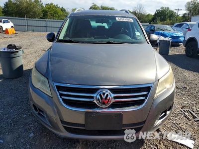 Piąte zdjęcie samochodu w środku: 2009 VOLKSWAGEN TIGUAN S VIN:WVGAV75N59W525550 - miniatura