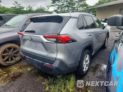 Trzecie zdjęcie samochodu z tyłu: 2021 TOYOTA RAV4 HYBRID XLE VIN:JTMR6RFV8MD029953 - miniatura