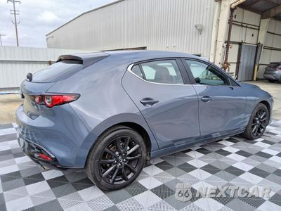 Trzecie zdjęcie samochodu z tyłu: 2026 MAZDA 3 PREFERRED VIN:JM1BPBLL2T1868828 - miniatura