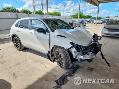 Czwarte zdjęcie samochodu z boku: 2025 HONDA HR-V SPORT VIN:3CZRZ1H52SM701068 - miniatura