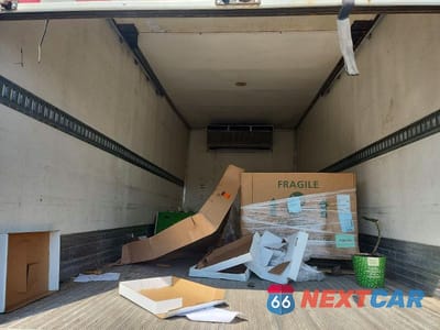Zdjęcie 10 z 13 samochodu: 2019 ISUZU NPR HD REFRIGERATED BOX TRUCK VIN:JALC4W164K7K00637 - miniatura